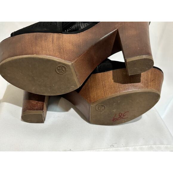 Report Womens Sz 8.5 Black Platform Chunky Ankle Heels fish net look Faux Suede - Picture 7 of 11